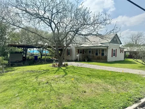 706 West Street Yoakum TX 77995
