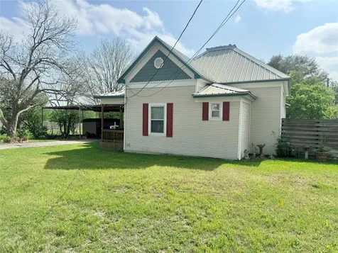706 West Street Yoakum TX 77995