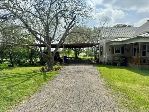 706 West Street Yoakum TX 77995