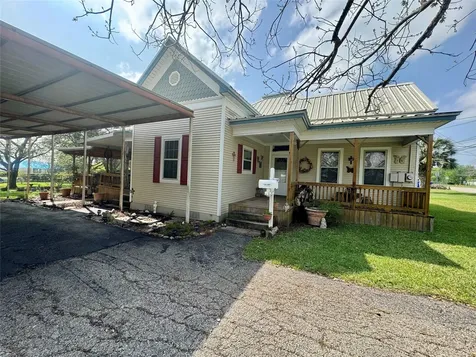 706 West Street Yoakum TX 77995