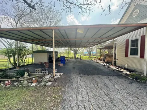 706 West Street Yoakum TX 77995