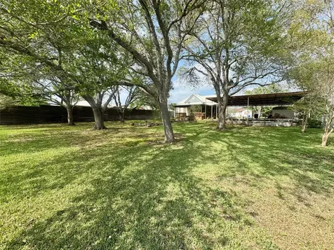 706 West Street Yoakum TX 77995