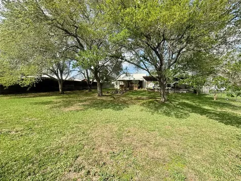 706 West Street Yoakum TX 77995