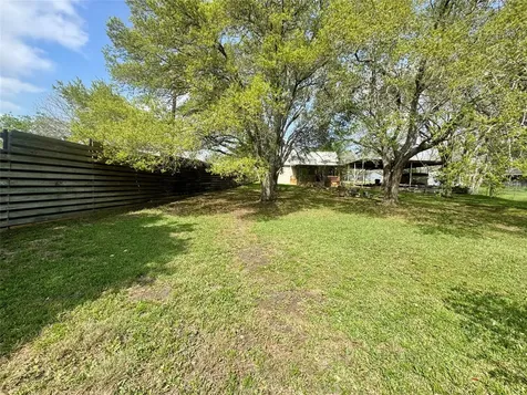 706 West Street Yoakum TX 77995