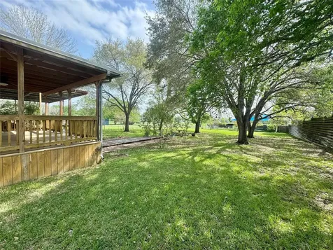 706 West Street Yoakum TX 77995