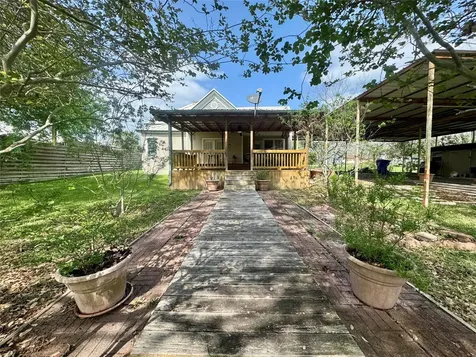 706 West Street Yoakum TX 77995