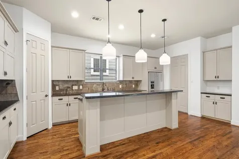 1605 W 14th Street Houston TX 77008
