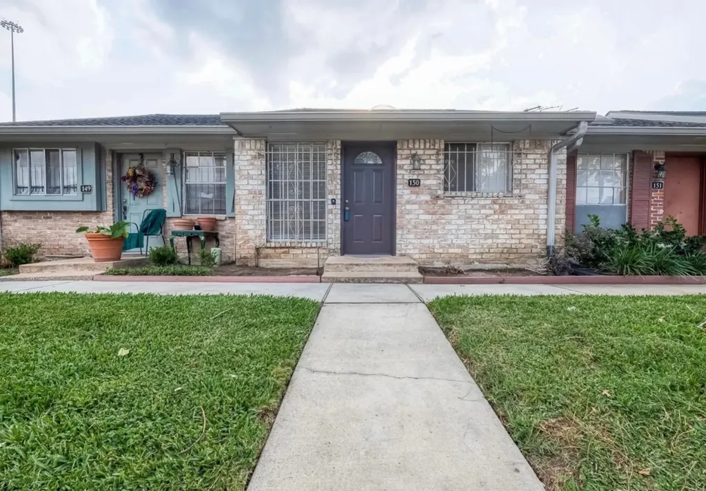 1108 W Tri Oaks Lane 150 Houston TX 77043