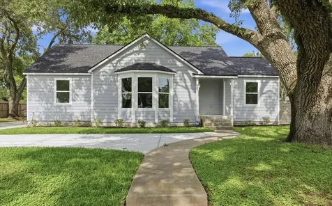 723 N Meyer Street Sealy TX 77474