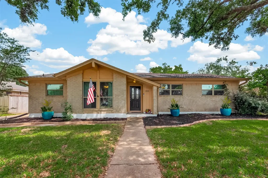 1925 Winding Creek Drive Pearland TX 77581