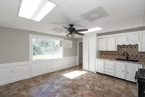 6830 S Highway 35 Alvin TX 77511