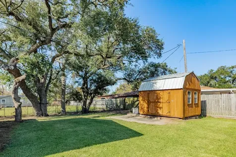 640 Whitten Street Clute TX 77531