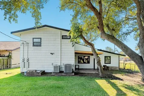 640 Whitten Street Clute TX 77531