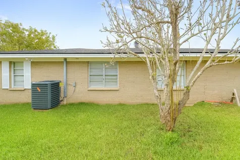 1424 N Avenue F Freeport TX 77541