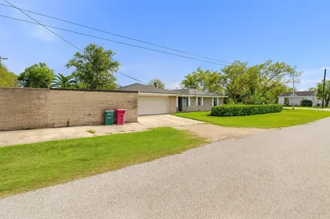 1424 N Avenue F Freeport TX 77541