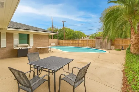 1424 N Avenue F Freeport TX 77541