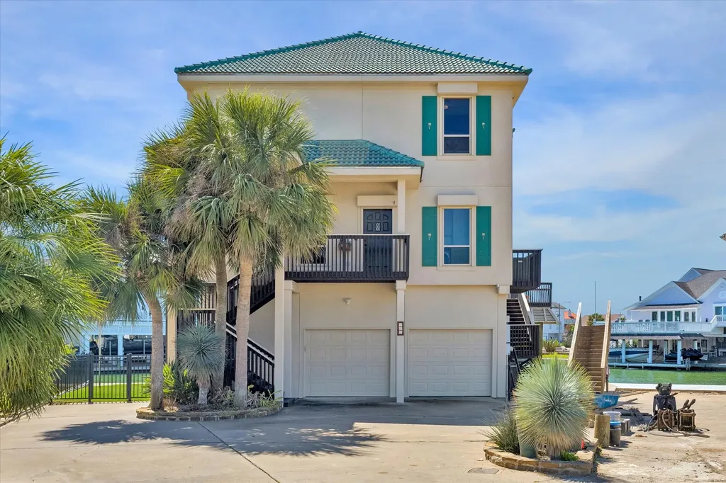 203 Kahmeha Drive Tiki Island TX 77554