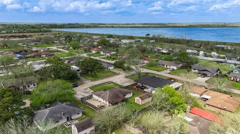 8610 Bluebonnet Street Highlands TX 77562