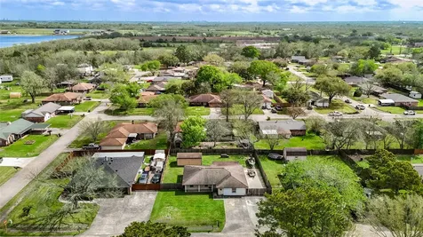 8610 Bluebonnet Street Highlands TX 77562