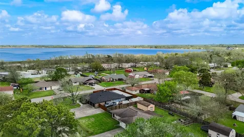 8610 Bluebonnet Street Highlands TX 77562