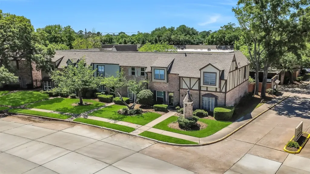 14703 Barryknoll Lane 11 Houston TX 77079