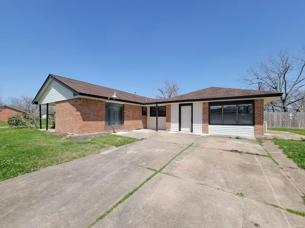 133 S Yaupon Street Lake Jackson TX 77566