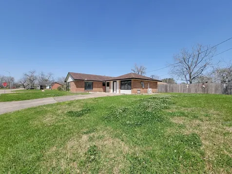 133 S Yaupon Street Lake Jackson TX 77566