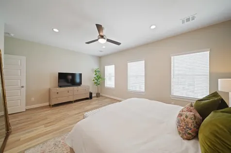 911 W 35th Street C Houston TX 77018
