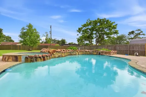 59 S Shamrock Court Lake Jackson TX 77566