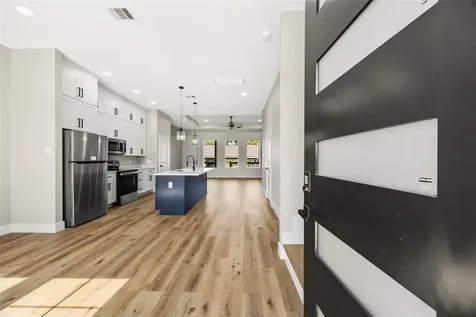 5949 Collingsworth Street Houston TX 77026