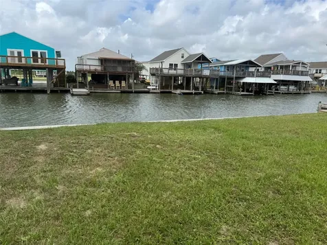 1193 Bay Street Crystal Beach TX 77650