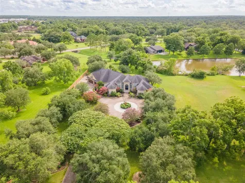 101 Rosewood Street Lake Jackson TX 77566