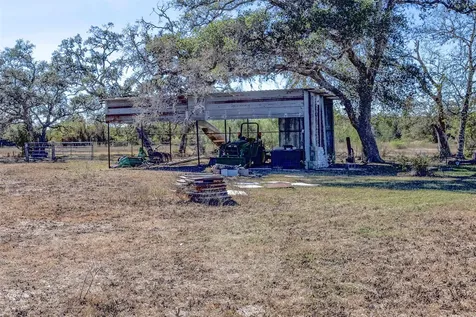 3550 County Road 387 Hallettsville TX 77964