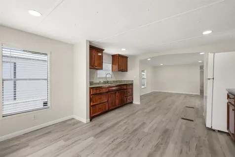 2222 N Austin Avenue 42 Pearland TX 77581