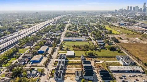 3105 Jensen Dr B Houston TX 77026