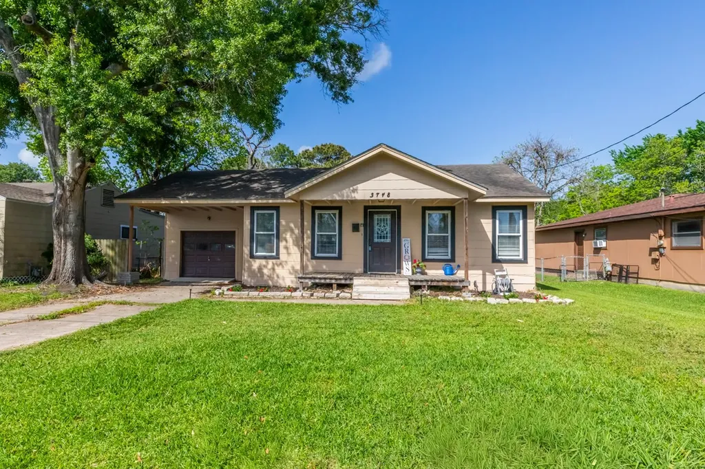 3748 Grant Avenue Groves TX 77619