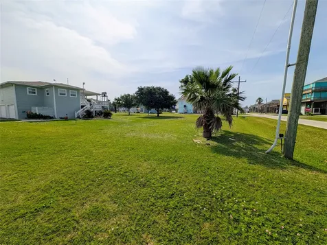 942 Surfview Crystal Beach TX 77650