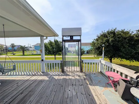 942 Surfview Crystal Beach TX 77650