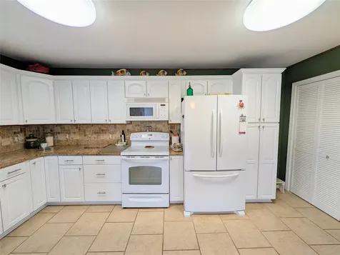 942 Surfview Crystal Beach TX 77650