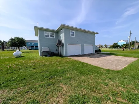 942 Surfview Crystal Beach TX 77650