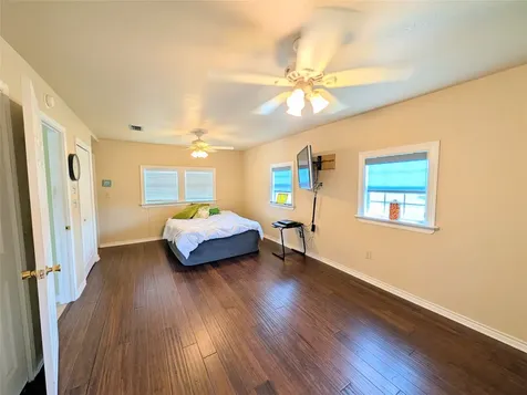 942 Surfview Crystal Beach TX 77650
