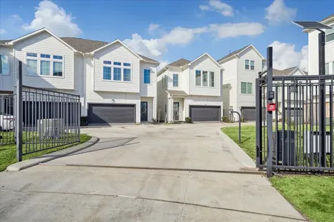 728 Carriage Knolls Drive Houston TX 77008