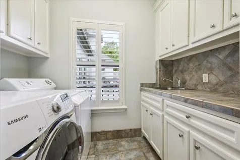 24 Hackberry Lane B Houston TX 77027