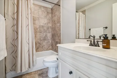 24 Hackberry Lane B Houston TX 77027