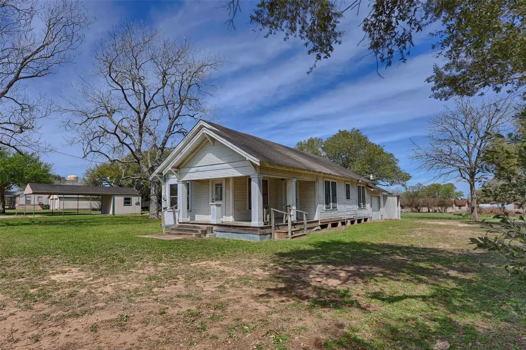 820 W Fairwinds Street Hallettsville TX 77964