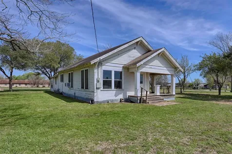 820 W Fairwinds Street Hallettsville TX 77964