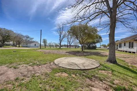 820 W Fairwinds Street Hallettsville TX 77964