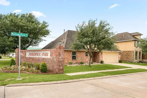 195 Midtown Park Drive Alvin TX 77511