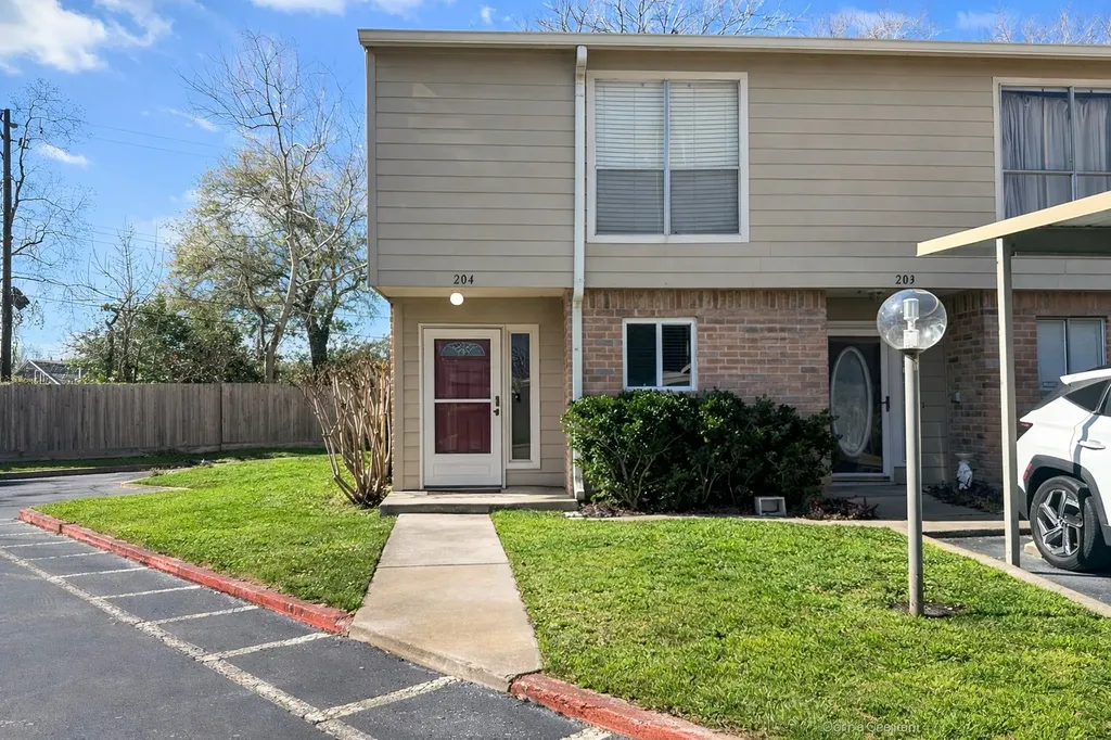 5005 Georgi Lane 204 Houston TX 77092