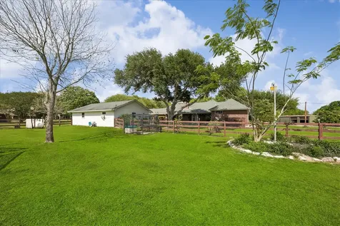 428 Briar Creek Lane Sealy TX 77474